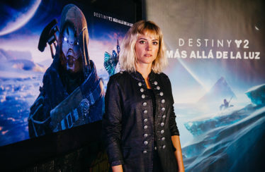 La actriz Maggie Civantos interpretará a «La Desconocida» en Destiny 2: Más allá de la luz